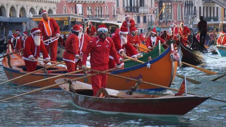 Venedik kanallarında gondolcuların Noel Baba gösterisi