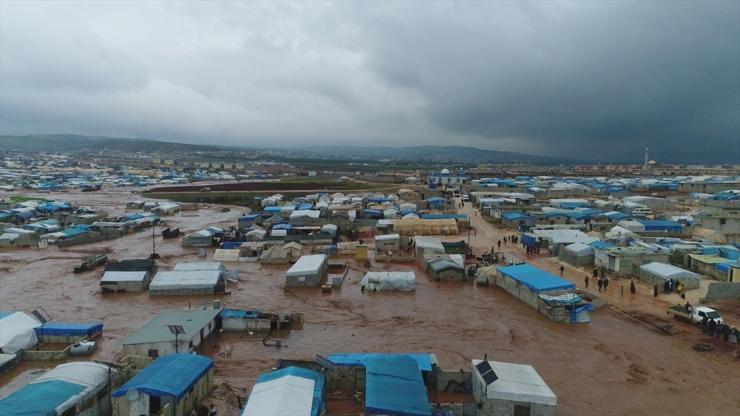 Sınırdaki Suriyeli sığınmacı kamplarını sel vurdu