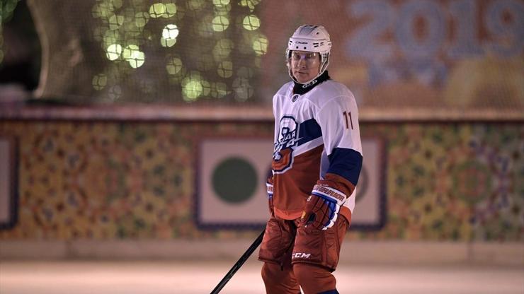 Putin buz hokeyi maçında sahaya çıktı