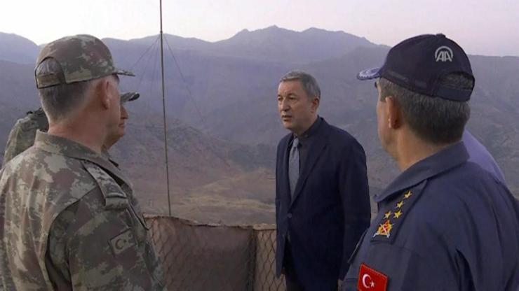 Bakan Akar ve kuvvet komutanları yılın son gününde Suriye sınırını ziyaret etti