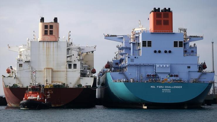 Dev gemiler arasındaki LNG transferi 2 günde tamamlandı