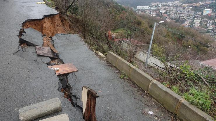 Sarıyerde çöken yol ulaşımı aksattı