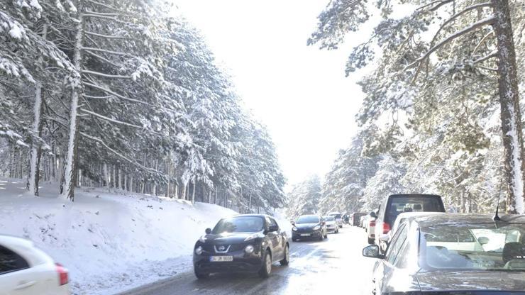 Kar manzarası görmek isteyenler trafiği kilitledi