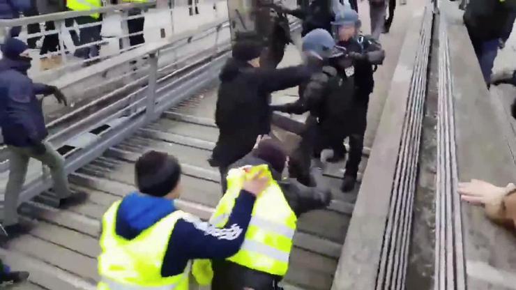 Sarı yelekliler eyleminde polisleri yumruklayan eski boksör gözaltına alındı