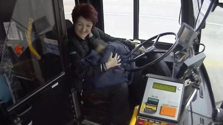 Kahraman otobüs şoförü, kaybolan bebeği kurtardı
