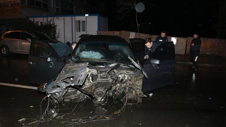 Önce ağaca sonra iki araca çarpan otomobil hurdaya döndü: 4 yaralı