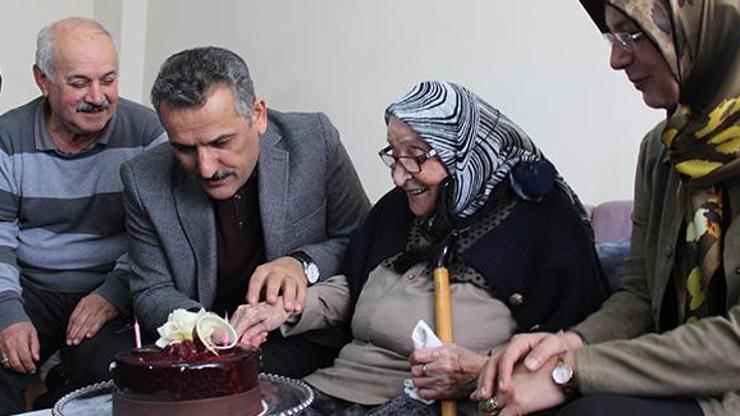 Nuriye nine 101inci yaşını vali ile pasta keserek kutladı