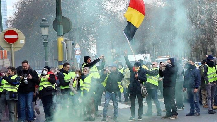 Belçikada sarı yelekliler kamu binası girişine barikat kurdu