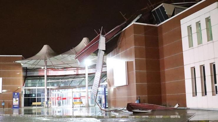 Fırtına terminalin çatısını uçurdu