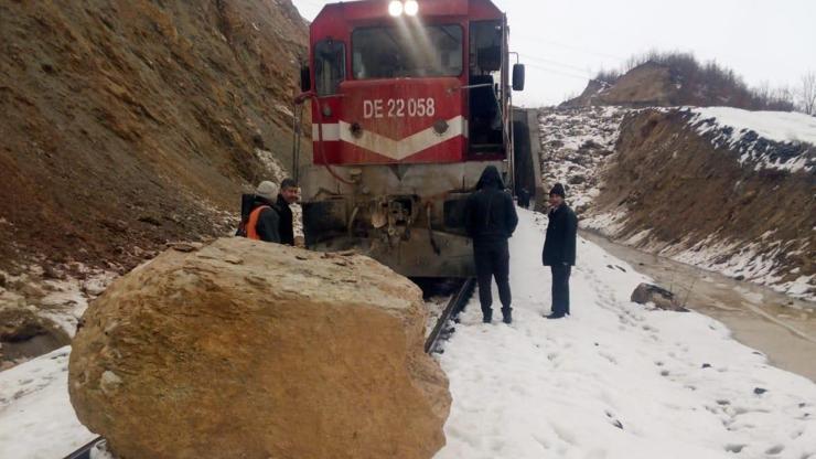 Kopan kayaya tren çarptı... Facia ucuz atlatıldı