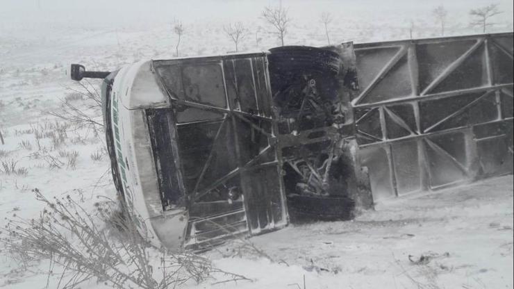 Konya’da yolcu otobüs şarampole devrildi