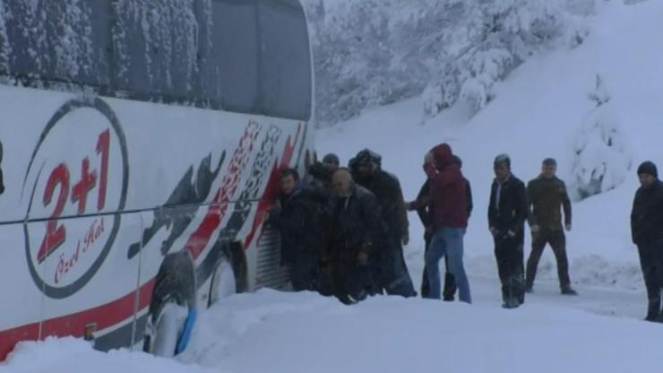 Yolcu otobüsü kara saplanıp mahsur kaldı