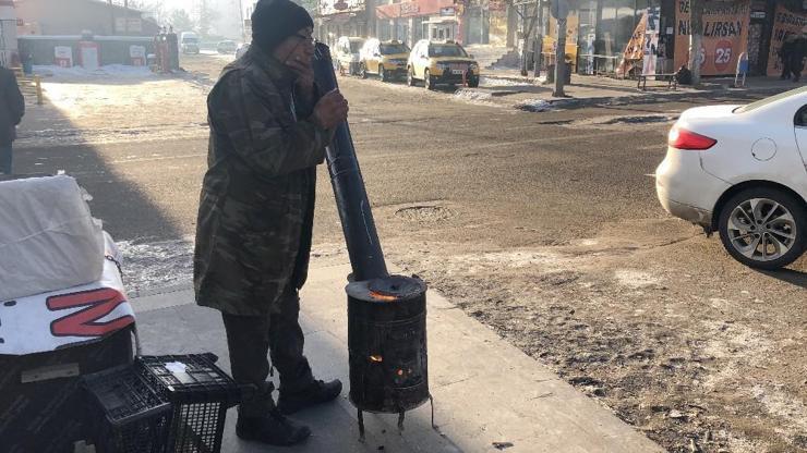 Kars eksi 26yı gördü: Vatandaş caddeye soba kurup yaktı