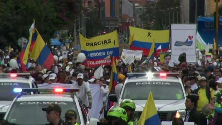 Binlerce Kolombiyalı terörü lanetledi