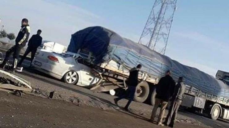 Korkunç kaza: Otomobil, TIRın altına girdi
