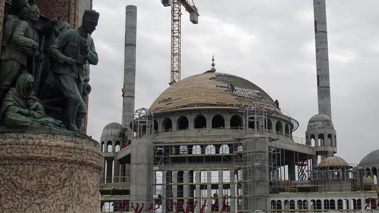 Taksim Camisinin alemi yerleştirildi