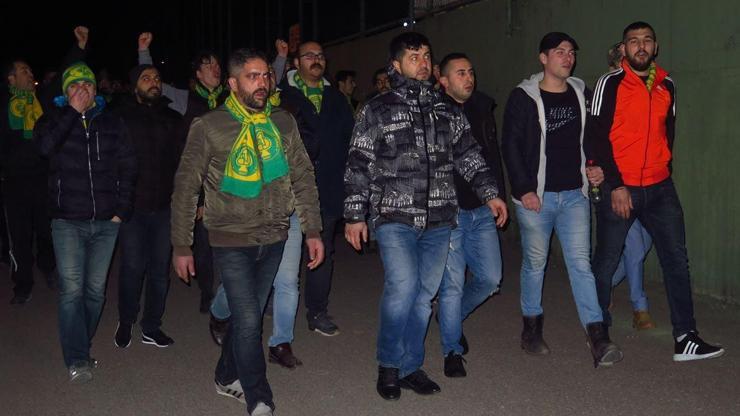 Darıca Gençlerbirliği taraftarı tesislerde yönetimi protesto etti