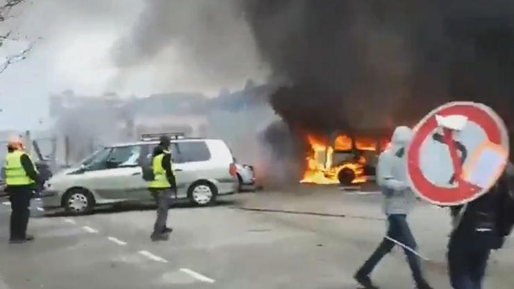 Sarı yeleklilerin eyleminde polisin müdahalesi sert oldu