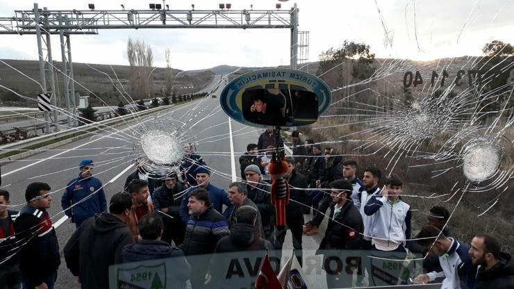 Bornova Yeşilovasporun otobüsüne taşlı saldırı