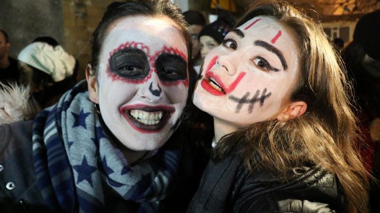 Korku dolu bir Balkan geleneği... ‘Bocuk Gecesi bu yılda renkli görüntülere sahne oldu