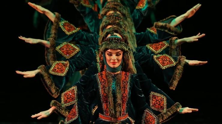 Dağıstanlı dansçılar Bursalıları büyüledi