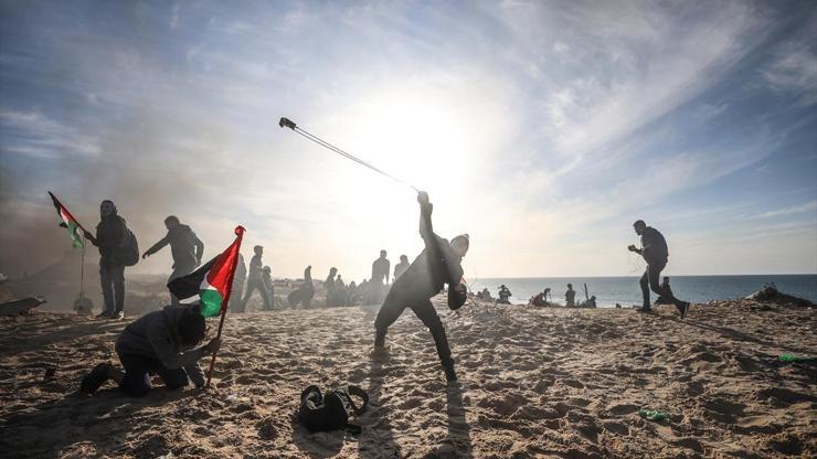 Gazzede deniz eylemi: Taşla karşılık verdiler