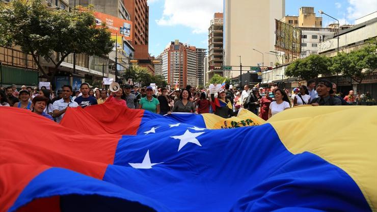 Guaido çağrı yaptı Maduro karşıtları yine sokağa döküldü