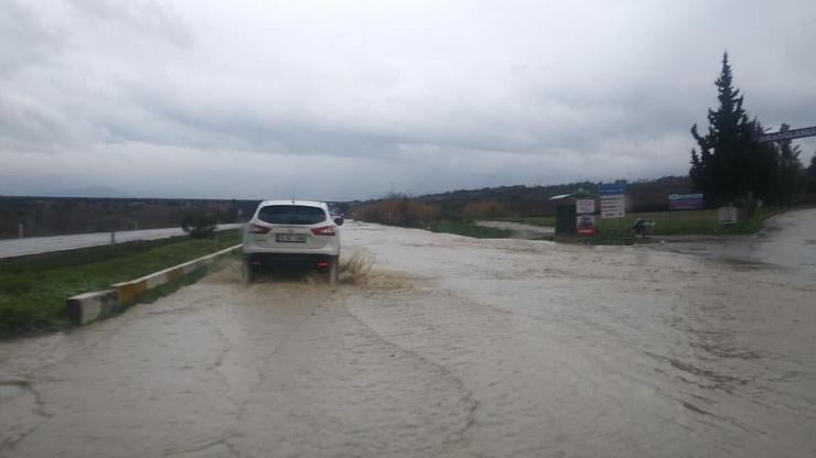 Yağmur suları nedeniyle kara yolu kapandı
