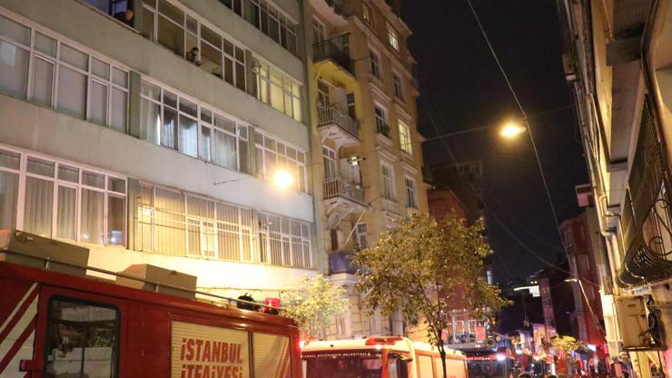 Beyoğlunda can pazarı: 6sı çocuk 11 kişi mahsur kaldı
