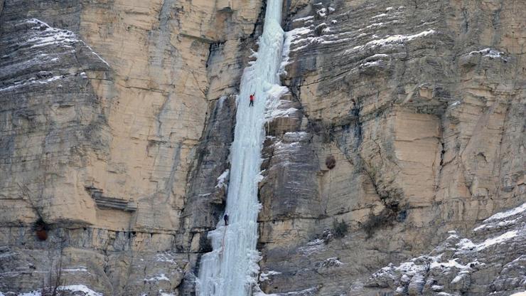 Dünyaca ünlü dağcılar sakin kentte buz tırmanışı yaptı