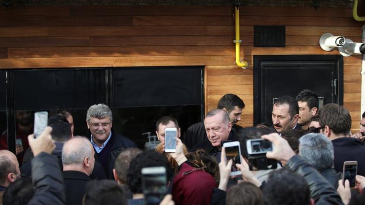 Erdoğan, çay bahçesinde vatandaşlarla sohbet etti