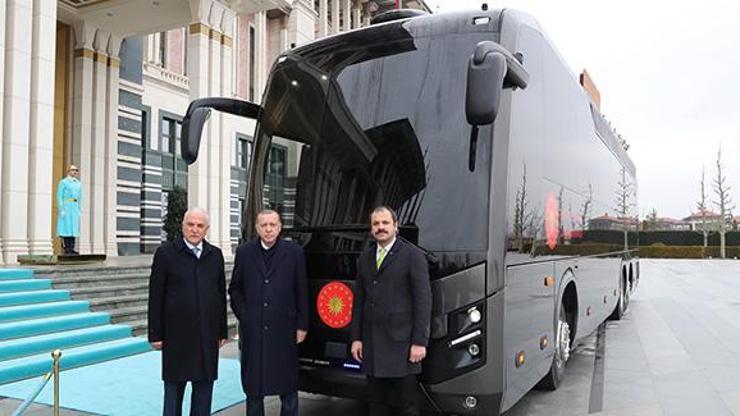 Erdoğan, Cumhurbaşkanlığına hediye edilen otobüsü inceledi
