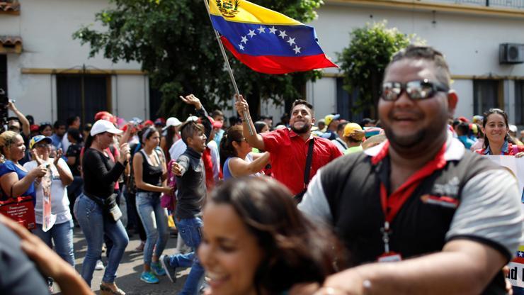 Venezuelada taraflar yeniden sokakta
