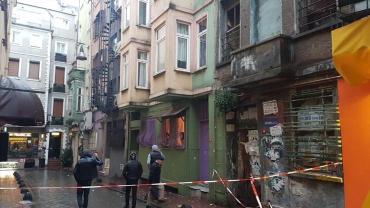 Beyoğlunda 5 katlı metruk binanın içi çöktü
