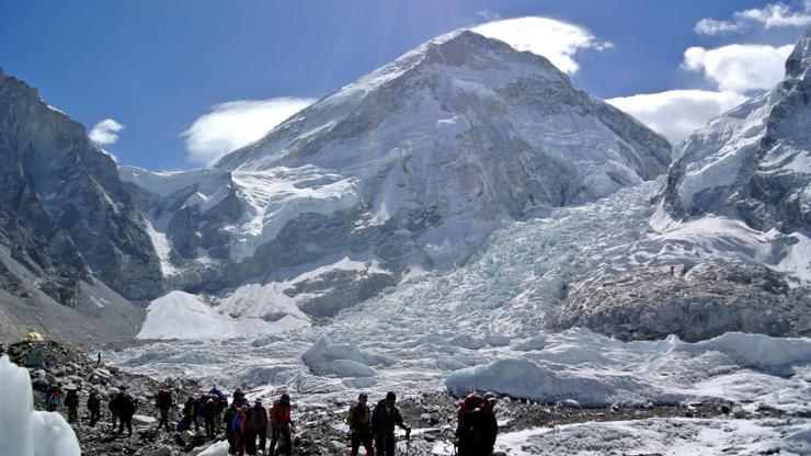 Çin, Everest Dağını kapattı