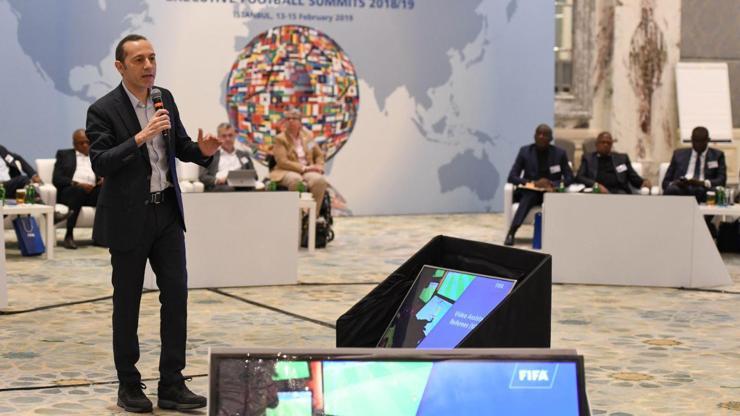 Cüneyt Çakır FIFA Futbol Yönetim Zirvesinde VAR sunumu yaptı