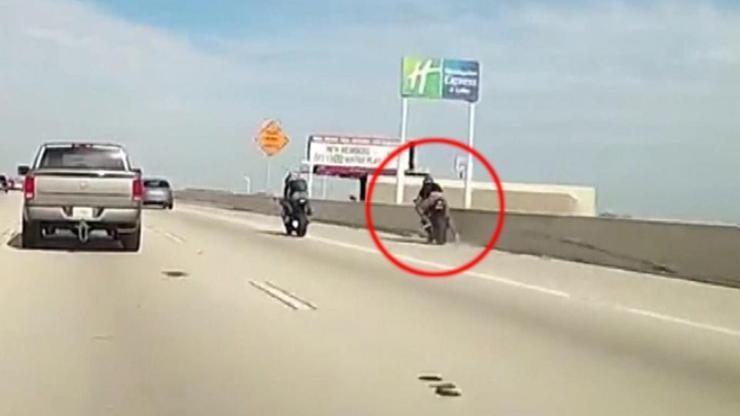 Motosikletli sürücü bariyere çarptı, köprüden düşerek öldü