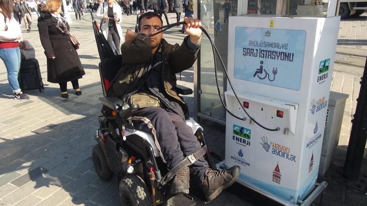 Taksim’de engellilerin kullandığı şarj istasyonunun soketini ikince kez çalındı