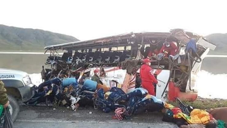 Bolivyada korkunç kaza... Otobüs ve kamyon çarpıştı, 24 ölü
