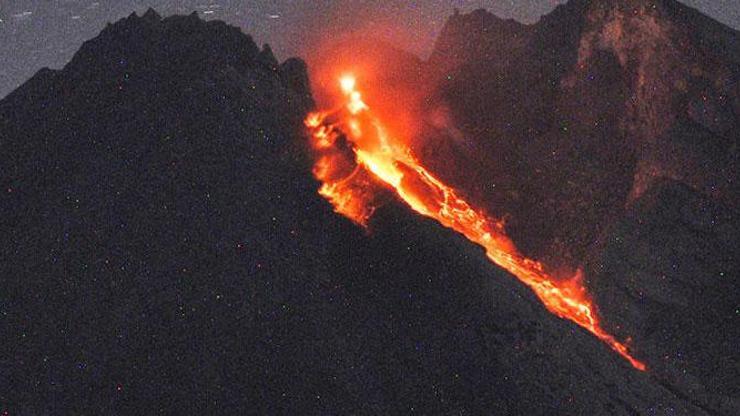 Endonezyada yanardağdaki lav akışı turist çekiyor