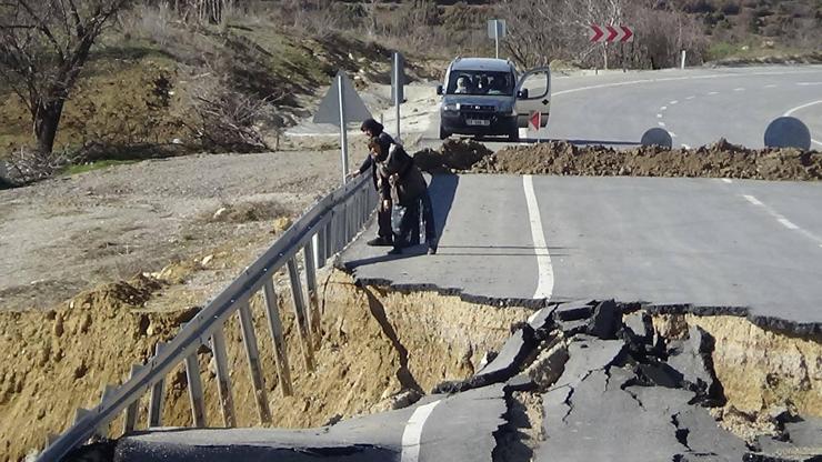 Çöken yolda dev çukur oluştu