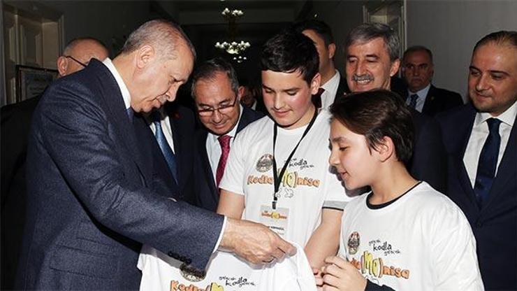 Cumhurbaşkanı Erdoğan öğrencilerin projelerini inceledi