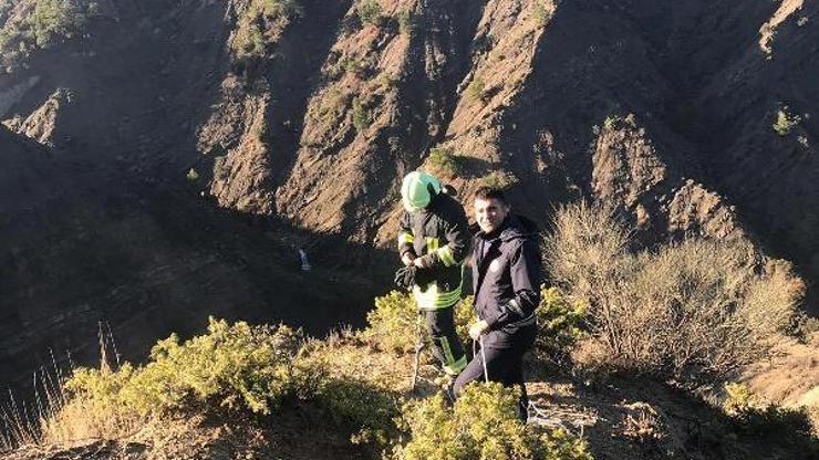 Uçurumda mahsur kalan keçiyi itfaiye kurtardı