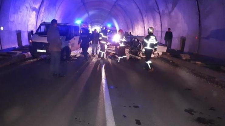 Tünelde 2 otomobil kafa kafaya çarpıştı: 1 yaralı