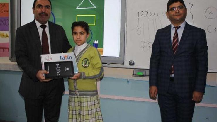 Tut’ta öğrencilere tablet bilgisayar dağıtıldı