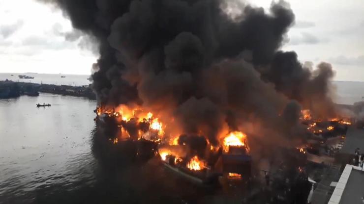 Endonezya’da 18 balıkçı teknesi yandı