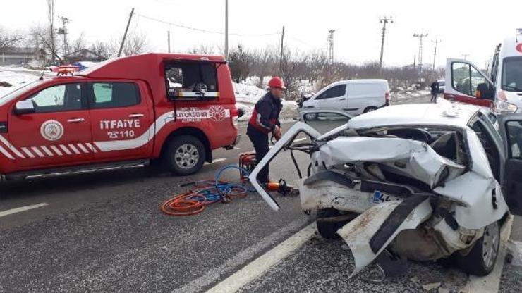 Kayganlaşan yolda otomobiller çarpıştı: 2 yaralı