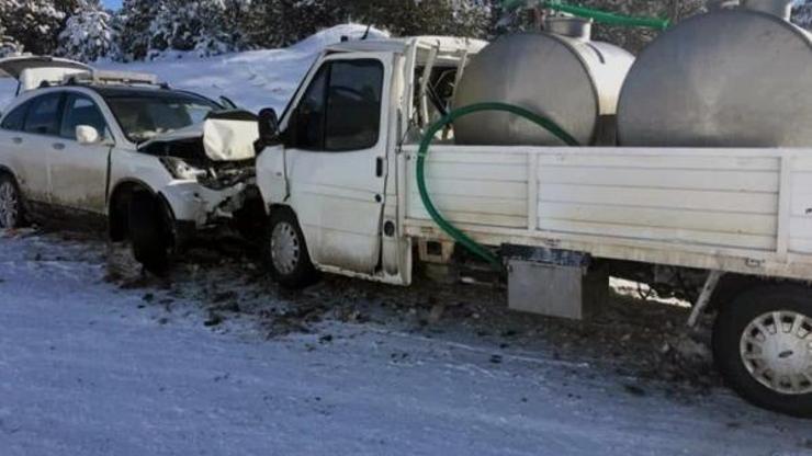 Kamyonet ile otomobil kafa kafaya çarpıştı: 5 yaralı