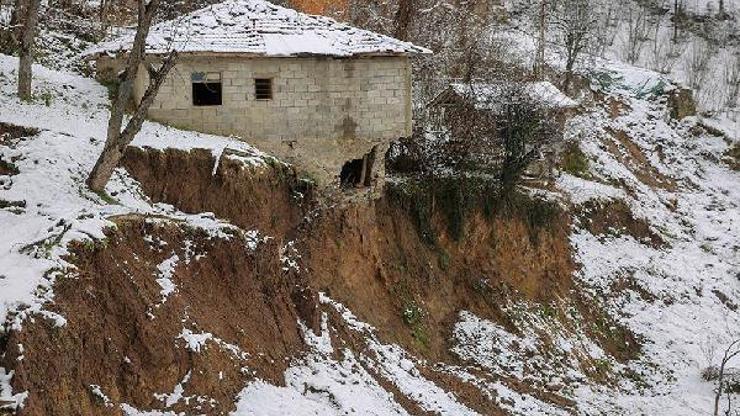 Ordu'da mahallede heyelan; riskli evler tahliye edilecek Ordu'da mahallede heyelan; riskli evler tahliye edilecek