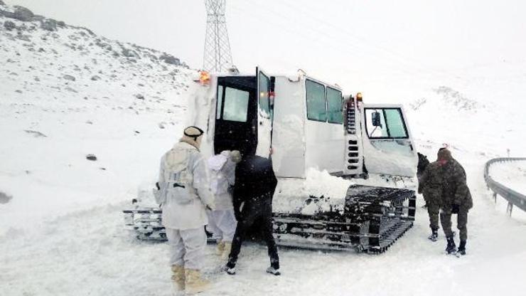 Çıldırda karda mahsur kalanları Mehmetçik kurtardı